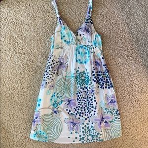 Adorable dress w/ flattering colors and print. E